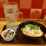 驛麺家 - 大レモンサワー(700ml) (税込)500円 と おつまみ たこと胡瓜と春雨の酢の物 (税込)50円 と かけうどん (税込)330円  (2024.09.10)