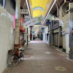 すし鶴 - 新道商店街
      右手に美登里　地下鉄新今里方面に歩いてってる。
