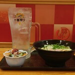 驛麺家 - 大レモンサワー(700ml) (税込)500円 と おつまみ たこと胡瓜と春雨の酢の物 (税込)50円 と かけうどん (税込)330円 ※正面から (2024.09.10)