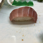 すし鶴 - ナッチからお裾分け
      マグロは嫌いやねんて。