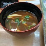 すし鶴 - 赤出汁ちゃん。
      今日の具に魚はいなった。