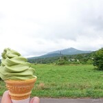 高原茶屋 - 料理写真:2023年8月　ソフト抹茶【税込300円】緑をバックに抹茶を頼んでしまった(-_-)