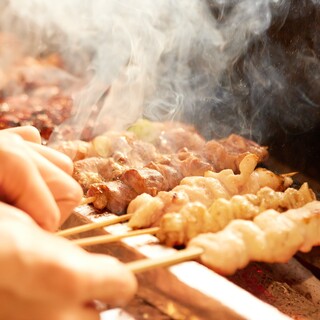 【炭火】こだわりの焼き鳥は一本一本、丁寧に焼き上げます！