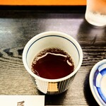 玉屋 - セルフでポットからいただく、熱々の焙じ茶も旨い。