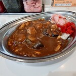 カレーショップ インデアン - シーフードカレー中辛(ガリ、福神漬乗せ)