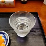 玉屋 - しっかりと冷たいお水の提供からも、お店の心遣いを垣間見ることができます。