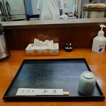 玉屋 - 着席後すぐのセッティング。手渡されて、自らで目の前に置くシステム。(笑)