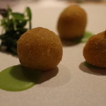 ル・タン・ペルデュ - ツブ貝と兎のクロメスキ グリーンピースのピュレ