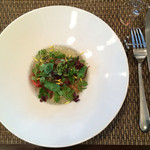 北海道産ホタテ、雲丹、富山産ホタルイカのマリネ新タマネギのムースとトマトのコンソメジュレ