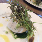 海老のムースを詰めた活ヤリイカのロースと温サラダ