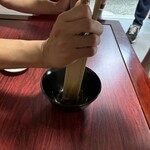 蔵元料理 マルト醤油 - もろみを入れて、醤油絞り中の様子、せいやぁ〜❗️