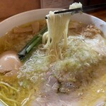 心麺 - 見てあげてください！この細麺　表面の鶏油　このワンタン　これ見て食べたくならない人は　明日健康診断受けてくださいね笑