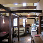 まさ屋 - 入店して左側の吹き抜け天井。