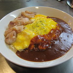 まさ屋 - 鉄板の上で作る「とろとろオムライス」650円〜。