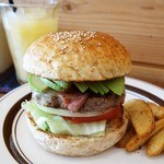 MAD BURGER - 【MAD BURGER】ABCバーガー（1,600円）はアボカド、ベーコン、チーズがサンドされています