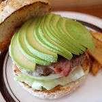 MAD BURGER - スライスされたアボカドがたっぷり。柔らかくてクリーミー♪