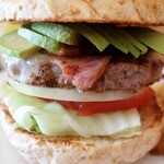 Mad burger - 上段から…アボカド、ベーコン、チーズ、ハンバーグ、オニオン、トマト、レタス