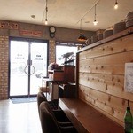 MAD BURGER - 【MAD BURGER】大きな窓で明るい店内は開放的