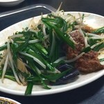 中華料理 哲ちゃん - 料理写真:ニラレバ。おおー普通以上に美味しい!竹見台のニュータウンの旧マーケットにある中華屋さん。昭和というかニュータウンの団地が建った当初からあるんやろうか? 軒並みシャッターが閉まる中根強く地域住民に愛されている理由がわかるきがする!で¥750。…つづく。