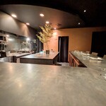 Maison de Fujii - 店内　中央にドウダンツツジ