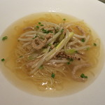 カントニーズ 燕 - 黄ニラ、もやしと大豆ミートの細切り炒め入り スープヌードル