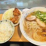 お好み焼 ぷぅ - ラーメン定食(唐揚げ)