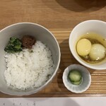 酒楽亭 空庵 - ほぐし鴨玉子とじごセット　右上のお椀に入っている、卵の白身と鴨そぼろと背脂を、鴨肉焼いた鍋で煮ます！