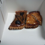 ベイクス - いちじくとアールグレイのタルト（左側）、リンゴのタルト（右側）