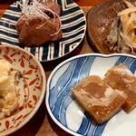 ふじの屋 - 前菜４品盛合　いぶりがっこのポテトサラダ　低温調理のやわらか鶏レバー　アジの南蛮漬け　黒豚豚骨煮こごり