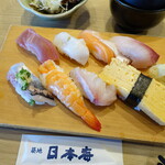 Sushi Tsukiji Nihonkai Mishima Ekimae Ten - 午餐：任意八种寿司（1300日元）