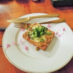 酒肴商店 アジト - 厚揚げネギ味噌グリュイエールチーズ焼き