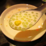 ビュッフェのタピオカ入りココナッツミルク