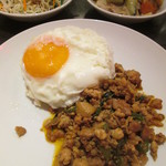 ティーヌン - ランチ「ガパオ」ライスビュッフェ付き￥1,100（消費税８％込）