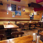 meCCA - 店内は木目調で温かみがある。席の配置上、大人数にも対応できそうだ