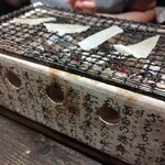 ひまり屋 GALERA - テーブルの七輪でエイヒレ焼けます