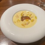 エレゾゲート - とうもろこしのスープ。中央の鹿の煮凝りを溶かしながら。