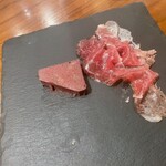 エレゾゲート - すみませーん。左のブーダンノワール、ちょっと食べちゃいました…(^_^;)右は、牛の生ハム。