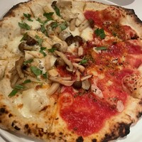 イタリアーナ エノテカ ドォーロ - ハーフ&ハーフ(左:マリナーラ、右:マルゲリータ)