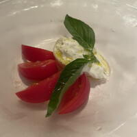 イタリアーナ エノテカ ドォーロ - カプレーゼ(3人分に取り分けて出してくれます)