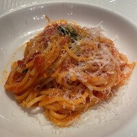 イタリアーナ エノテカ ドォーロ - シシリアンルージュとバジルコのシンプルなスパゲッティ