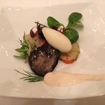 オーベルジュ・ド・リル - 赤と黒を纏った活ホタテ貝のメルバ　胡麻の香るクリームと柚子のソルベ