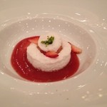 オーベルジュ・ド・リル - リュバルブのイルフロタント　生姜の香る苺のクーリー