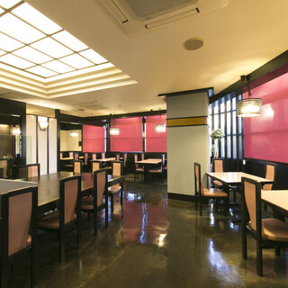 温もり溢れる、清潔感ある店内でゆったりとしたひと時を。個室有