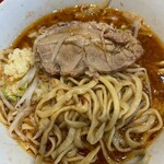 ラーメン二郎 - 唐辛子をまとった美味しすぎる麺