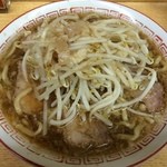 ラーメン二郎 - 小ブタラーメン 800円　麺半分・ニンニク・カラメ・アブラ