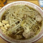 ラーメン二郎 - 小ブタラーメン 800円　麺半分・ニンニク・カラメ・アブラ