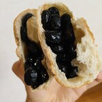 ブーランジェリ･エ･カフェ　オブジェ - 黒豆フランスの断面♡見てくださいこのぎっしり詰まった黒豆さん！甘く煮られたお豆さん、ハード系のフランス生地と一緒によく噛んで食べるとお豆の甘みと生地の小麦の旨みが同時に感じられます♡♡まじうまい