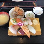 うお家 905 - ちゃんとしたお寿司で１５００円ちょいなのでリーズナブルです。あら汁はおかわりできるし、実際おかわりしたくなる美味しさでした。地味に唐揚げもジューシー♪