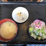 うお家 905 - 追加のミニ鯛丼。５００円ちょいで、これにもあら汁ついてます。新鮮な鯛が４切れ乗のってましたり