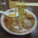 食堂 多万里 - 中細縮れ麺です